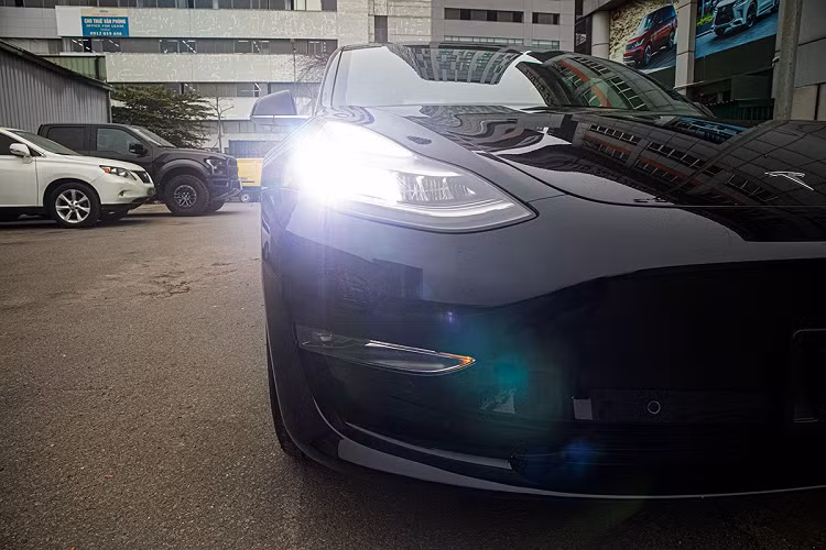 Tesla Model 3 2020 có trang bị camera nhưng được gắn ở gần bánh xe và trên trụ B. Đuôi xe Tesla Model 3 cũng đơn giản hết mức khi có cụm đèn hậu LED, cảm biến/camera lùi được trang bị nhưng không có bất cứ dòng chữ gì để phân biệt đây là Tesla Model 3.
