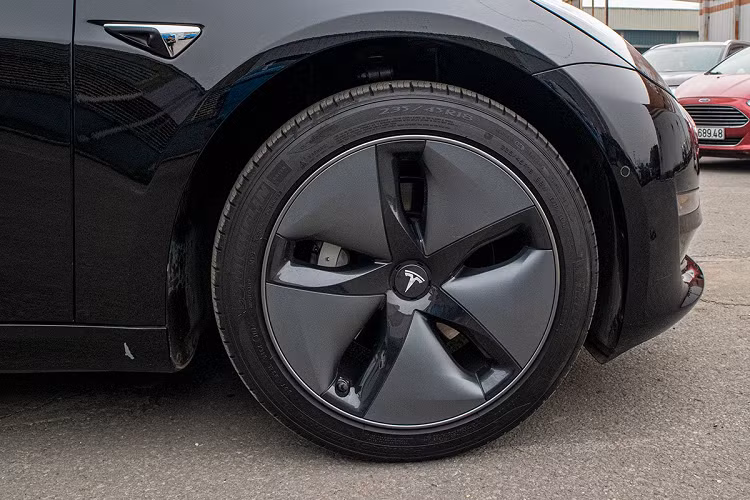 Với mỗi lần sạc đầy, Tesla Model 3 bản Long Range có thể chạy gần 500 km và xe mất khoảng 5,1 giây để tăng tốc từ 0-100 km/giờ. Tại Việt Nam, hiện chưa có trạm sạc riêng siêu nhanh như ở Mỹ nên khi sử dụng nguồn sạc 220V dân dụng, người dùng sẽ mất khoảng 20 giờ để sạc đầy Tesla Model 3. Đại lý tư nhân tiết lộ, giá xe Tesla Model 3 nhập khẩu từ Mỹ với mức khoảng hơn 3 tỷ đồng khi về đến Việt Nam.