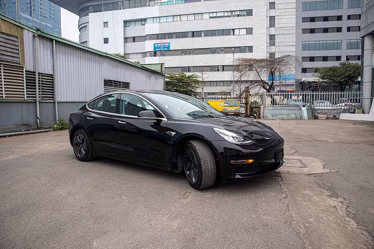 Tesla Model 3 2020 mới bản Long Range mới cập bến Việt Nam là mẫu xe điển hình với khả năng chạy 500 km/lần sạc. Tesla Model 3 mới có nhiều chi tiết khá đặc biệt, thiết kế của thương hiệu Mỹ cũng đơn giản hoá tối đa các chi tiết.
