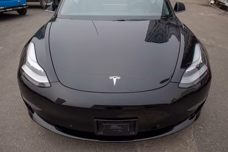 Bên sườn, mẫu xe ôtô mới Tesla Model 3 được trang bị bộ vành hợp kim Aero Wheels có kích thước 18 inch, gương chiếu hậu tự động gập, phần viền dưới là dải crom kéo dài vào thân xe. Không giống như những chiếc xe hơi thông thường,