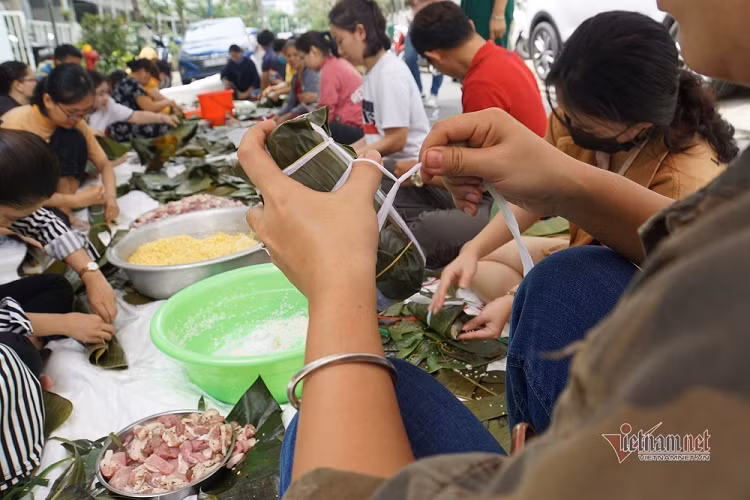 Bánh sau khi gói xong sẽ được đưa đi nấu. Công đoạn này mất khá nhiều thời gian 