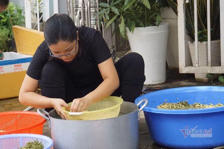 Người vo nếp, người rửa lá, thái thịt, người gói bánh, nấu bánh. Ai nấy đều cố gắng hết sức gói thật nhiều chiếc bánh chưng, bánh tét để sớm chuyển đến tay người dân vùng lũ 