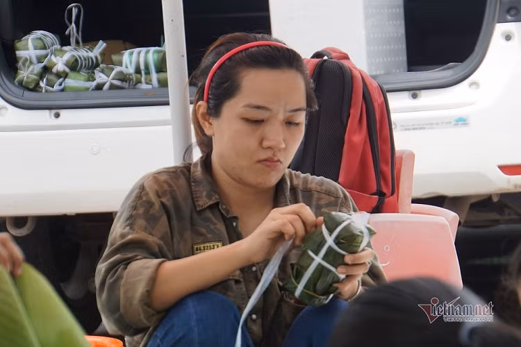 Ai cũng hăng say làm việc, gói những chiếc bánh bằng cái tâm, tình cảm chân thành để hướng về đồng bào miền Trung đang vật lộn với lũ dữ 