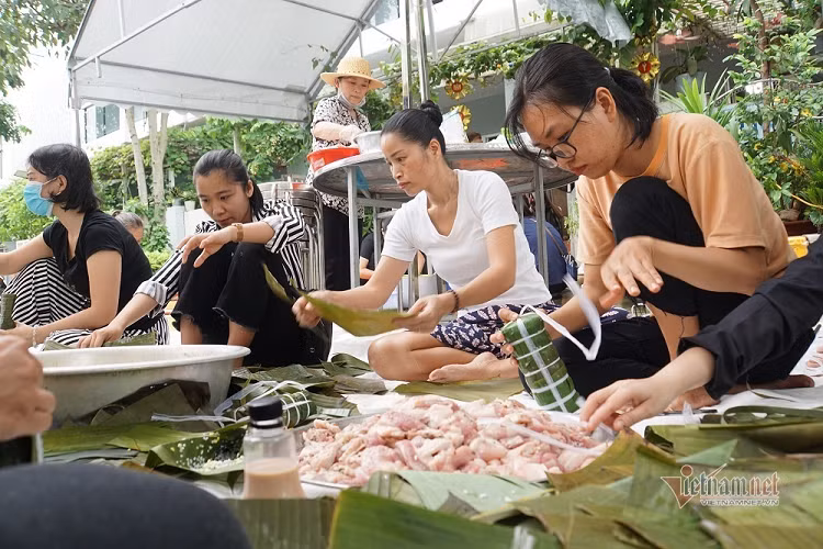 Mọi người đến gói bánh không hề quen biết nhau 