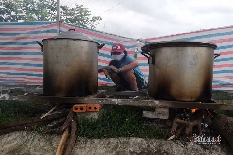 Những nồi bánh chất đầy nghĩa tình của người Sài Gòn gửi gắm đồng bào 'miền Trung ruột thịt' 