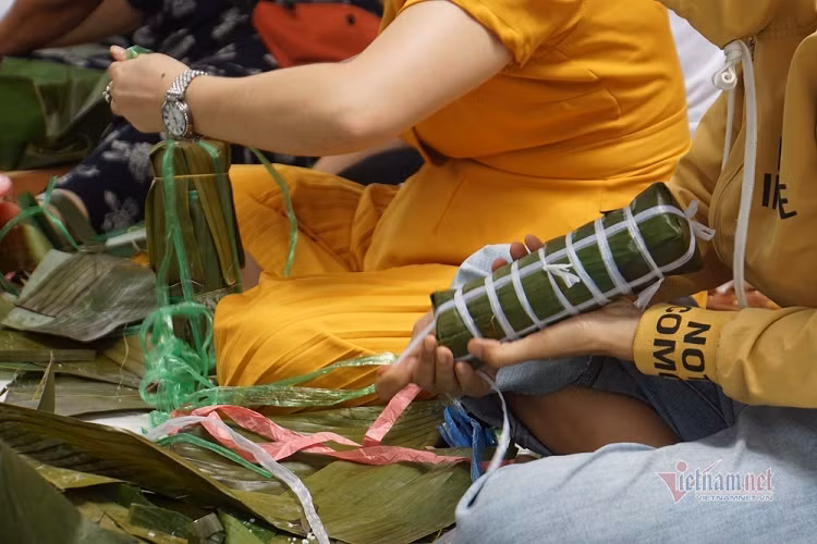 Theo chị Trang, bánh chưng, bánh tét là thực phẩm dễ ăn, no lâu, cũng dễ vận chuyển. Bánh sau khi nấu chín sẽ được rửa qua nước sạch, để khô ráo rồi cho vào túi nilon và hút chân không nhằm giúp bánh giữ được lâu hơn 
