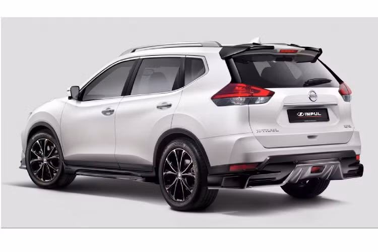 Sự khác biệt của Nissan X-Trail Impul 2021 mới đến từ gói nâng cấp khí động học bằng bộ bodykit bắt mắt bao gồm cản trước/sau và ốp sườn thể thao. Bộ mặt của xe gây chú ý bởi cụm lưới tản nhiệt được sơn đen bóng. Ngoài ra, cánh lướt gió phía sau xe cũng được mở rộng hơn và được sơn đem, đem lại cái nhìn mạnh mẽ và thể thao hơn.