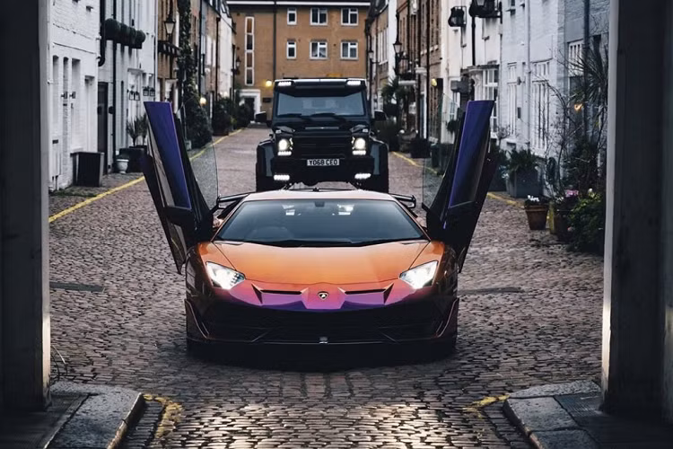 Đã có rất nhiều mẫu xe đến từ Lamborghini được ra đời từ bộ phận cá nhân hoá Ad Personam và được đánh giá với giá trị nghệ thuật cùng tính cá nhân hoá cao và chiếc SVJ dưới đây không phải là một ngoại lệ. Đây không chỉ là một chiếc Aventador SVJ màu độc còn là một “minh chứng” cho bàn tay tài hoa cũng như sự sáng tạo đột phá của bộ phận Ad Personam.