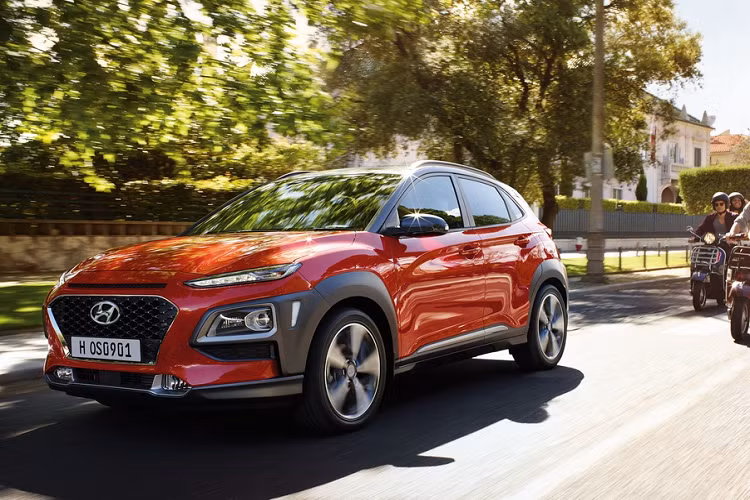 Sau khi ra mắt thị trường Malaysia, Kona sẽ cạnh tranh với Honda HR-V, Mazda CX-3 và Toyota C-HR. Mẫu SUV hạng B này có mặt tại Việt Nam từ năm 2018. Cách đây một tháng, phiên bản nâng cấp giữa vòng đời của Kona được ra mắt toàn cầu.