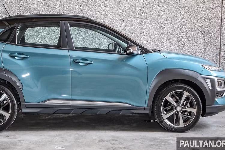 Kona có các số đo dài x rộng x cao lần lượt là 4.165 x 1.800 x 1.565 (mm), chiều dài cơ sở đạt 2.600 mm. So với đối thủ Honda HR-V, Kona ngắn hơn 169 mm, rộng hơn 28 mm, thấp hơn 55 mm và trục cơ sở ngắn hơn 10 mm.