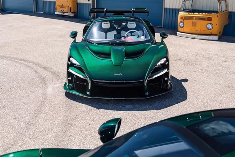  Siêu xe McLaren P1 không phải là cái tên quá xa lạ với những fan hâm mộ siêu xe trên toàn thế giới, xe thuộc bộ ba hypercar “Holy Trinity” huyền thoại từng một thời khuấy đảo thị trường xe thế giới bao gồm : McLaren P1, Ferrari LaFerrari và Porsche 918 Spyder. Cả 3 mẫu xe nói trên đều được sản xuất giới hạn đi kèm với giá bán thuộc hàng triệu Đô.