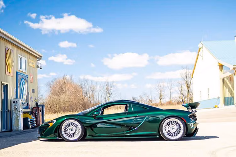 Trên thực tế, bộ đôi hypercar McLaren hàng hiếm này được sản xuất theo đơn đặt hàng của Michael Fux, một doanh nhân trong ngành sản xuất chăn đệm nổi tiếng tại Mỹ, nhưng chỉ sau một thời gian ngắn sử dụng, bộ đôi này đã được mang ra bán đấu giá và đều được tay chơi người Canada mua lại.