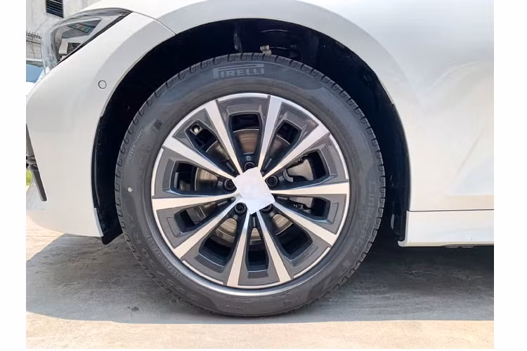 Cụm lưới tản nhiệt của BMW 320i 2020 giá rẻ sở hữu viền crôm, tạo hình quả thận và đèn pha loại “full” LED không thay đổi so với phiên bản 330i Sport Line. Ở phiên bản thấp hơn – 320i Sport Line đề cao sự thanh lịch và sang trọng và sử dụng mâm 17 inch thay vì 18 inch như 320i Sport Line Plus.