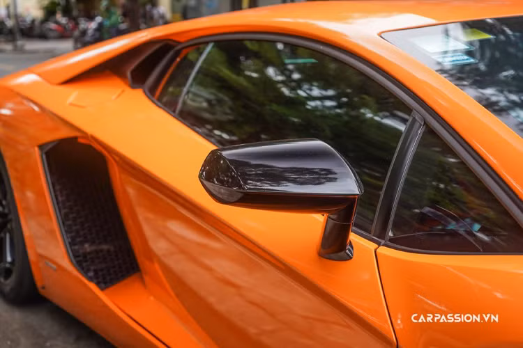 Để tạo cho Aventador một âm thanh đặc trưng và cuốn hút, các kỹ sư của Lamborghini đã thiết kế đường ống xả của xe một cách đặc biệt. Từng đường uốn của bộ xả đều được tính toán một cách kỹ lưỡng để đảm bảo âm thanh thoát ra từ động cơ khi va đập vào thành ống xả sẽ tạo ra thứ âm thành mà chỉ Aventador có được.