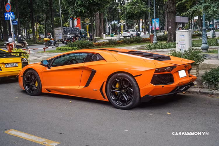 Lamborghini Aventador được giới chơi xe ở Việt Nam ưa chuộng khi đã có hơn chục chiếc đặt chân đến nước ta, bao gồm gần như tất cả các phiên bản.