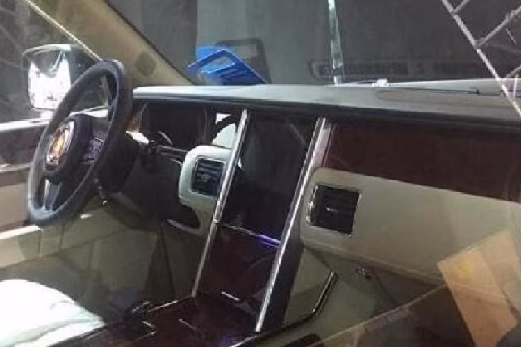 Trong khi đó, trên nắp ca-pô của xe là biểu tượng lá cờ đỏ - dấu hiệu nhận biết trước đây của thương hiệu Hồng Kỳ. Hiện các mẫu xe mới của Hồng Kỳ không còn đi kèm biểu tượng này nữa. Thay vào đó là đường màu đỏ kéo dài từ lưới tản nhiệt lên nắp ca-pô.