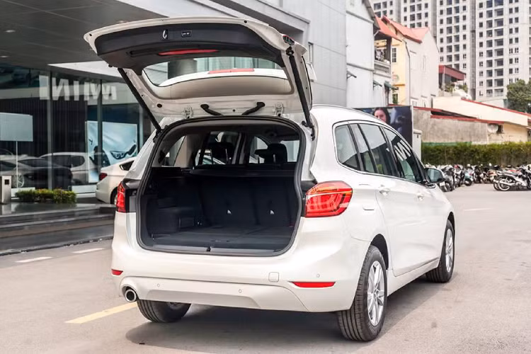 Nội thất BMW 218i Gran Tourer thiết kế đề cao tính thực dụng để phù hợp với nhu cầu phục vụ cho gia đình. Kính chắn gió rộng, cột A nhỏ, cho phép người lái có tầm nhìn toàn cảnh ra bên ngoài. Kiểu bố trí chỗ ngồi 2-3-2 với không gian hàng ghế thứ 2 rộng rãi, trong khi hàng ghế thứ 3 phù hợp với trẻ nhỏ hoặc người lớn có chiều cao khiêm tốn. Người ngồi hàng ghế thứ 3 có thể ra vào dễ dàng khi hàng ghế thứ 2 được gập.