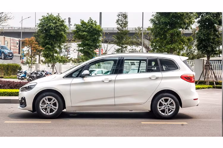 Nội thất xe sử dụng vật liệu cao cấp và được trang trí bằng các ốp màu Bạc Oxide viền đen bóng mờ. Nội thất được bọc da cao cấp, màn hình giải trí 6.5 inch + iDrive hỗ trợ kết nối USB, Bluetooth, Apple CarPlay, CD, hệ thống điều hòa chỉnh điện 2 vùng độc lập. Bên cạnh nhiều những trang bị option khác như: Gạt mưa tự động, ghế chỉnh điện, nhớ ghế, gương chỉnh điện và chống chói, lốp an toàn, cảm biến kiểm soát cự ly đỗ xe, camera lùi, đá cốp,...