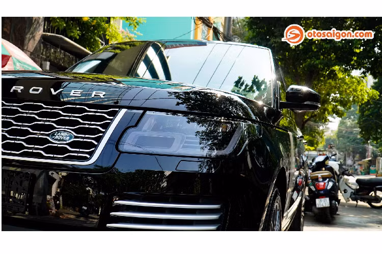 Khác với phiên bản Tiêu Chuẩn Standard Wheelbase (SWB) có chiều dài cơ sở 2.922mm, phiên bản Trục cơ sở dài - Long Wheelbase (LWB) này có chiều dài sở sở 3.122mm, tức dài hơn 200mm so với phiên bản Tiêu chuẩn đem lại nội thất rộng rãi hơn.