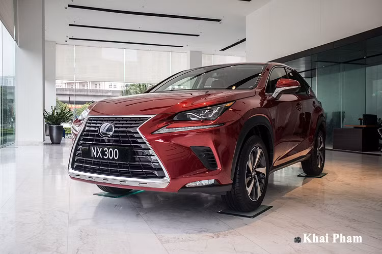  Lexus NX thế hệ mới là dòng SUV/CUV cỡ nhỏ ra mắt lần đầu vào năm 2014, ban đầu chiếc xe này được sử dụng chung nền tảng với Toyota RAV4 với 2 phiên bản NX 200T và NX 300h. Là CUV cỡ nhỏ mới xuất hiện nên Lexus NX gặp khó khăn khi đối đầu cùng các đối thủ lâu đời đến từ Đức có thể kể đến như Mercedes GLC-Class, BMW X3, Audi Q5.