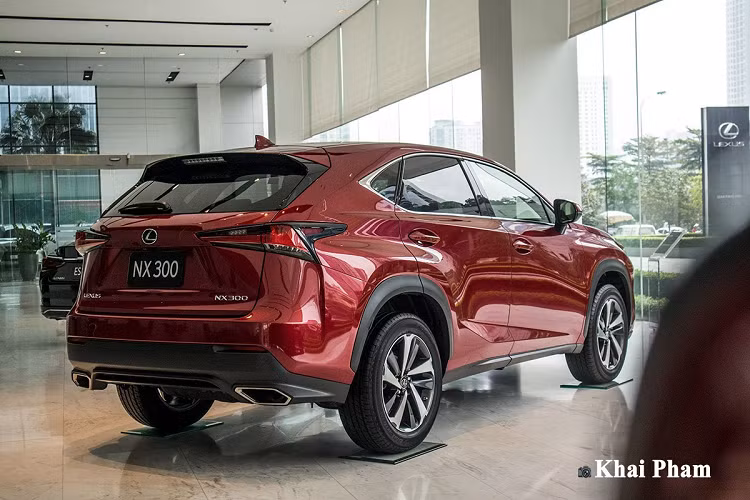 "Trái tim" xe Lexus NX 300 2020 là khối động cơ tăng áp cuộn đôi, dung tích 2.0L cho công suất tối đa 235 mã lực tại tốc độ tua máy 4.800-5.600 v/ph và mô-men xoắn 350 Nm tại 1.650-4.000 v/ph. Truyền sức mạnh đến bánh xe là hộp số tự động 6 cấp và hệ dẫn động bốn bánh cùng hệ thống treo thích ứng "mượn" của "người anh em" LC500. 