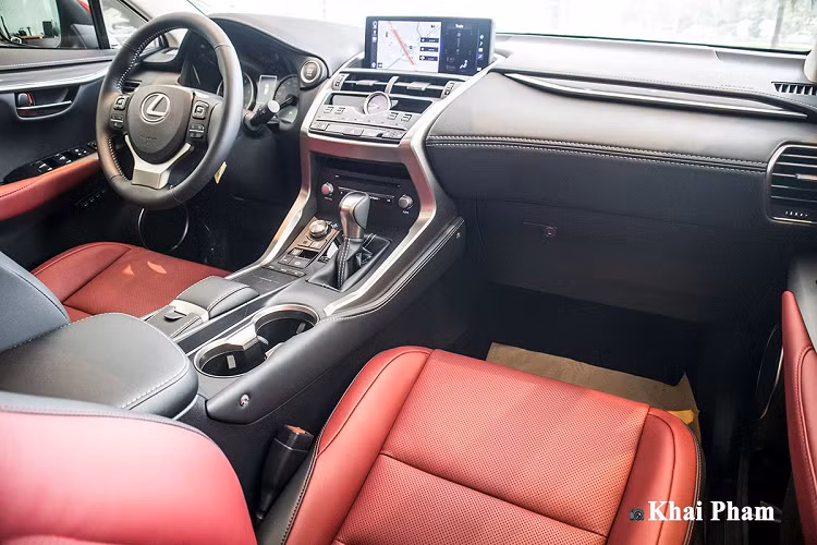 Về thiết kế tổng thể, Lexus NX 300 2020 mới có kích thước chiều Dài x Rộng x Cao tương ứng là 4.630 x 1.845 x 1.645 mm, chiều dài trục cơ sở đạt 2.660 mm. Những thông số trên đảm bảo cho mẫu xe này có ngoại hình đủ dài theo phong cách thể thao, đủ rộng cho 5 vị trí ngồi trên xe. Lexus NX 300 2020 không thay đổi quá nhiều về ngoại thất so với trước, vẫn còn đó thiết kế góc cạnh theo ngôn ngữ mới của thương hiệu xe sang đến từ Nhật Bản. 