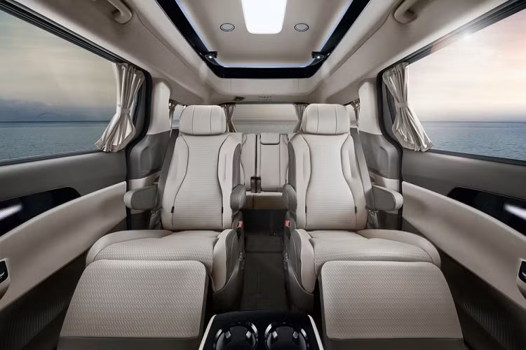 Ngoài nóc cao hơn, Kia Sedona Hi Limousine 2021 còn có những nâng cấp ở ngoại thất như thanh bảo vệ cản trước, bậc cửa bên sườn và tấm ốp gầm hầm hố hơn. Tiếp đến là đèn phanh LED cỡ lớn, nằm trên nóc xe, tem chữ nổi "Hi Limousine" ở cửa cốp và cửa cốp mở chỉnh điện. Bên trong Kia Sedona Hi Limousine 2021 là không gian nội thất 7 chỗ hoặc 9 chỗ, tùy lựa chọn của khách hàng.