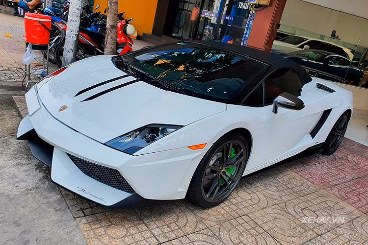 Về nguồn gốc, siêu phẩm Lamborghini Gallardo Spyder Performante duy nhất tại Việt Nam từng thuộc sở hữu của một đại gia Hải Phòng. Tuy nhiên, vào khoảng cuối tháng 10 vừa qua, chiếc xe này đã được đưa vào TP.Hồ Chí Minh để tìm chủ mới và cho tới nay, chiếc xe vẫn đang có mặt tại một đại lý kinh doanh xe tư nhân.