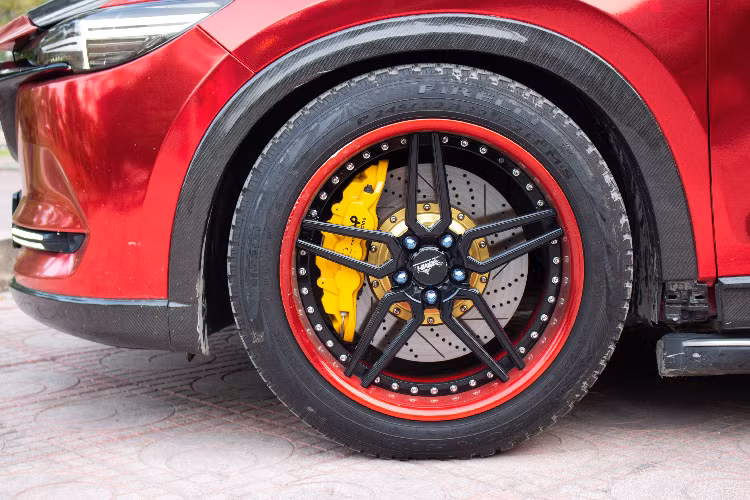 Nhiều chi tiết ngoại thất sử dụng vật liệu sợi carbon như nắp capo, cản trước, cản sau, ốp gương chiếu hậu...