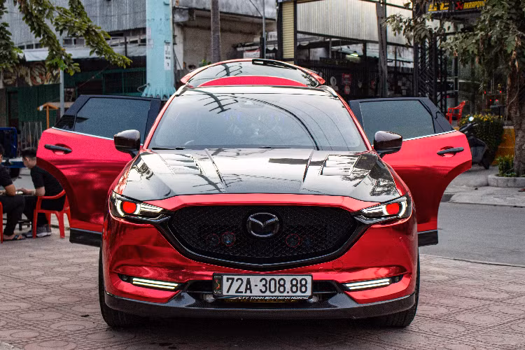 Hệ thống đèn pha dạng projector màu đỏ khiến phần đầu Mazda CX-5 độ tiền tỷ trông dữ dằn hơn.