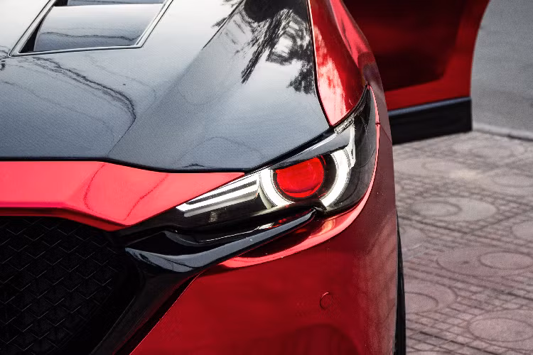Mâm xe BHM 5 chấu kép đi kèm kẹp phanh màu vàng thương hiệu AP Racing.