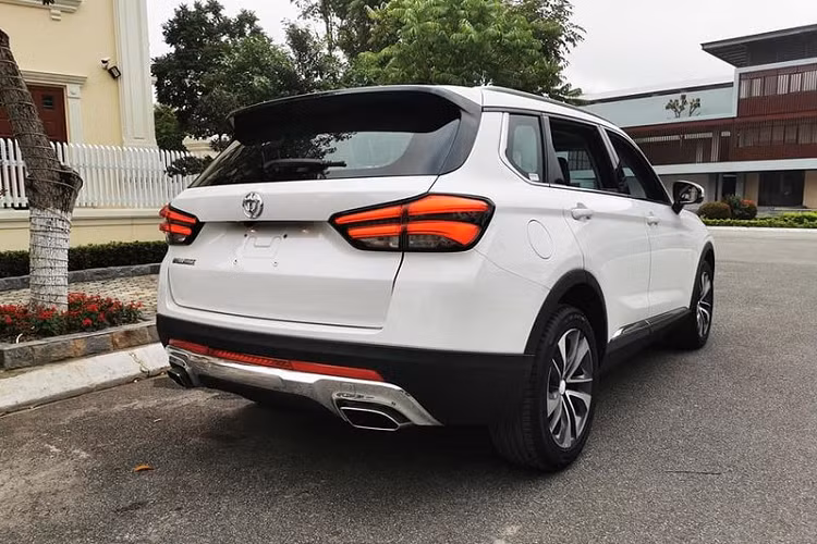 Brilliance V7 được xem là một món hời cho khi chủ xe có thể tận hưởng các options công nghệ hiện đại trong một chiếc xe giá rẻ. Tuy nhiên khi mang "mác" xe Trung Quốc tại Việt Nam, nó khó lòng có doanh số tốt khi chưa được kiểm chứng nhiều và khó gây ấn tượng với khách Việt.