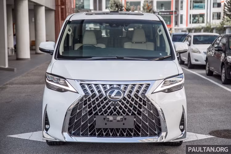 Các chi tiết được thay thế trên chiếc Alphard gồm lưới tản nhiệt hình con suốt đặc trưng của Lexus, viền hốc gió mạ chrome, hệ thống đèn pha LED với 3 gương cầu, đèn daylight LED, đèn hậu LED và cản va sau.