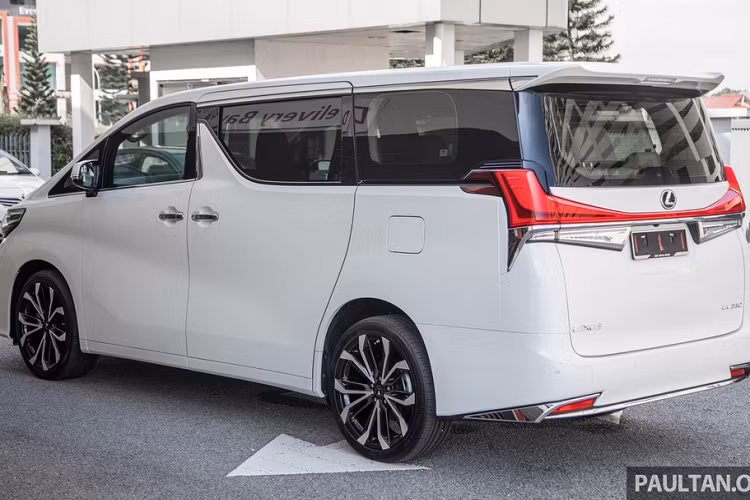 Nhìn bên ngoài, chiếc Lexus LM hàng nhái này gần như không có sự khác biệt so với hàng thật. Để cho ra phiên bản hoàn hảo này, garage đã sử dụng toàn bộ linh kiện chính hãng của Lexus. Chi phí để Toyota Alphard độ Lexus LM vào khoảng hơn 13.000 USD (khoảng hơn 300 triệu đồng), bao gồm cả linh kiện và chi phí lắp đặt.