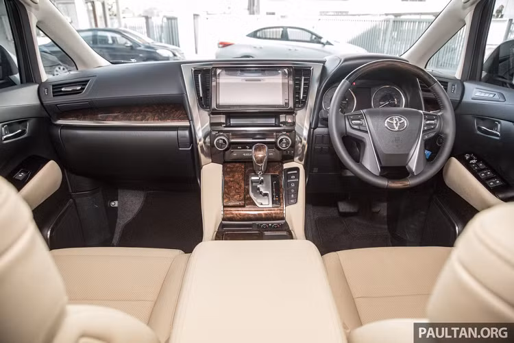 Khác với ngoại thất, ca-bin của chiếc Alphard được giữ nguyên bản. Nếu biến hóa cả nội thất, chi phí sẽ đội lên rất nhiều do sự khác biệt của 2 xe chủ yếu nằm ở khoang ca-bin.