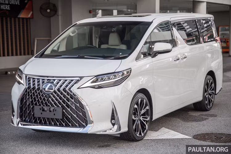 Vừa ra mắt vào năm ngoái, Lexus LM hoàn toàn mới chỉ mới cập bến một số thị trường. Chiếc MPV hạng sang này vẫn chưa có mặt Malaysia nhưng người yêu thích Lexus LM vẫn có thể sở hữu mẫu xe này qua một cách khác. Một garage tại Malaysia đã độ chiếc Toyota Alphard thành Lexus LM một cách hoàn hảo.