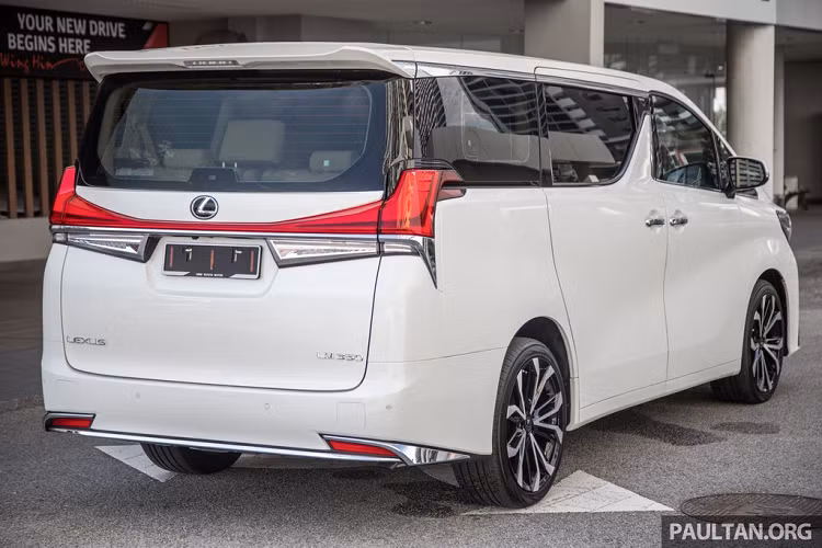 Lexus LM có 2 phiên bản bao gồm: LM 350 và LM 300h với hai hệ dẫn động là FWD và AWD. Phiên bản LM 350 được trang bị động cơ xăng DOHC hút khí tự nhiên V6 3.5L trong khi bản LM 300h sử dụng động cơ hybrid 4 xy-lanh 2.5L.