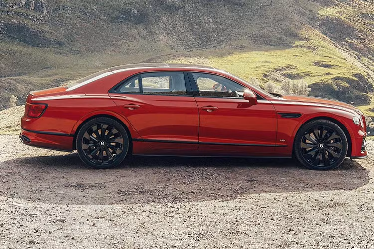 Giá xe Bentley Flying Spur 2021 động cơ V8Bentley chưa công bố, xe hiện đang nhận đơn đặt hàng từ phía hãng xe sang Anh quốc. Quá trình giao xe tại Vương quốc Anh và Châu Âu sẽ bắt đầu vào cuối năm nay trong khi các quốc gia khác sẽ phải chờ tới năm 2021.