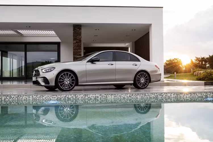 Không chỉ sang trọng, E-Class 2021 tiếp tục sở hữu một loạt các trang bị an toàn / hỗ trợ người lái như Hỗ trợ phanh chủ động, Hỗ trợ giới hạn tốc độ chủ động, Hỗ trợ giữ khoảng cách chủ động, Hỗ trợ lái chủ động, Cảnh báo điểm mù và Hỗ trợ đỗ xe chủ động với Parktronic và camera 360 độ, và cuối cùng là hệ thống ngắt động cơ tạm thời Stop-and-Go Thông minh.