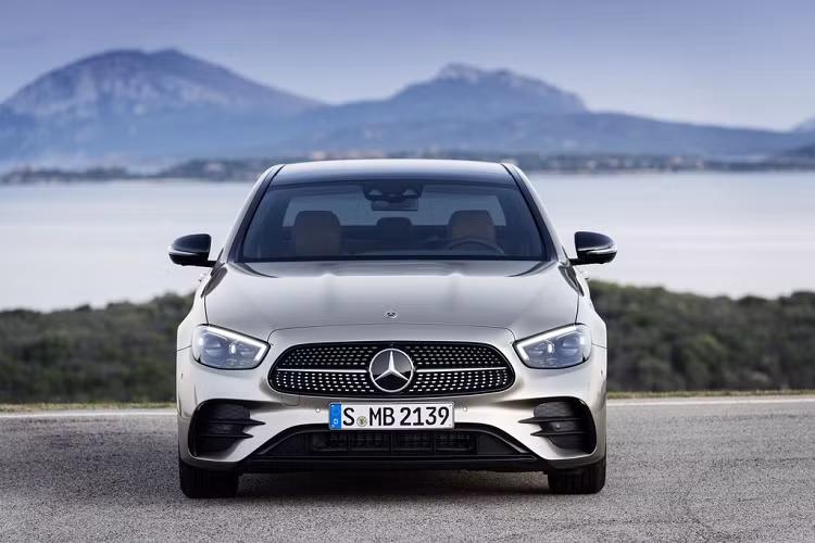 Theo một tin tức liên quan, Mercedes đã công bố giới thiệu hệ thống bảo vệ Urban Guard - một danh sách toàn diện các sản phẩm và tùy chọn, áp dụng trên toàn bộ phạm vi nhà Benz, với khả năng bảo vệ chiếc xe khỏi những tác nhân phá hoại cũng như chống trộm.