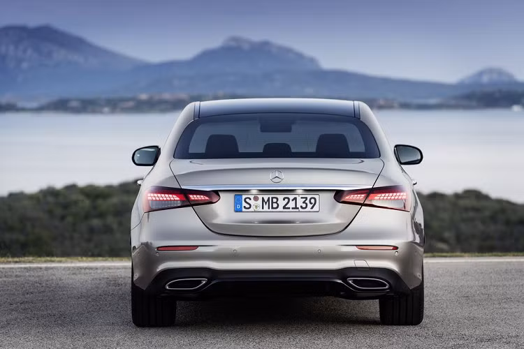 Bên trong khoang cabin, xe sang Mercedes-Benz E-Class 2021 sở hữu hệ thống thông tin giải trí MBUX thế hệ mới nhất trong khi đồ họa điện tử hiển thị trên đồng hồ tốc độ cũng được sửa đổi. Khách hàng có thể lựa chọn trang bị tiêu chuẩn bao gồm hai màn hình 10,25-inch hoặc tuỳ chọn hai màn hình với kích thước 12,3 inch.