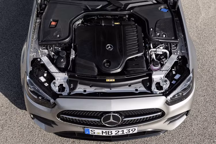 Sau màn ra mắt online, E-Class phiên bản 2021 sẽ ra mắt vào nửa cuối của năm nay. Theo kế hoạch, những chiếc đầu tiên sẽ cập bến các đại lý tại châu Âu từ mùa hè này, tiếp sau đó là những biến thể 4 cửa với phần trục cơ sở dài, chỉ có tại Trung Quốc. Hai phiên bản Coupe và Cabriolet cũng sẽ ra mắt vào cuối năm nay.