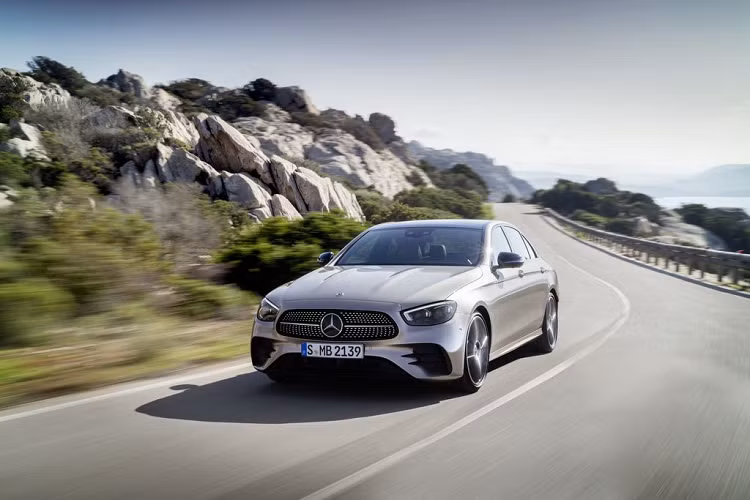 Đầu tiên, bộ phận thiết kế của Mercedes-Benz dường như đã có bước đi an toàn khi tái sử dụng một công thức từng đón nhận nhiều phản hồi tích cực. Vậy điều gì đã thay đổi trên chiếc executive sedan thế hệ mới đến từ Stuttgart? Thế hệ Mercedes-Benz E-Class 2021 mới sở hữu một cụm đèn pha được thiết kế lại, bộ cản trước mới và tấm lưới tản nhiệt mở rộng.