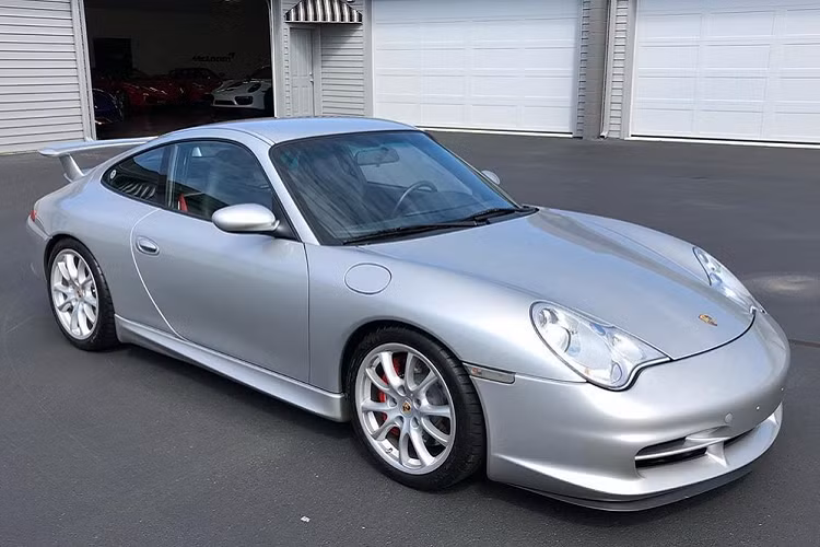 Những chiếc xe được nhà sưu tập ôtô này bán bao gồm chiếc Porsche 911 GT2 RS 2018 độc nhất vô nhị với gói phụ kiện Weissach và được sơn màu xanh dương Mexico Blue. Chiếc xe này mới chạy đúng 260 dặm (khoảng 418 km) và có giá xuất xưởng là 362.000 USD (7,7 tỷ đồng). Bên cạnh đó là chiếc siêu xe Ferrari F430 Spider đời 2007 với số công-tơ-mét ODO chỉ 250 dặm (402 km).