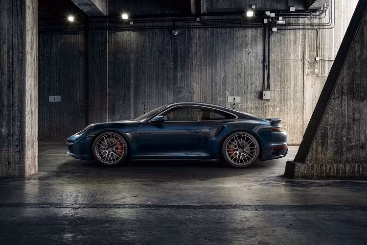 Giá xe Porsche 911 Turbo mới vẫn sẽ có 2 tùy chọn Coupe (mui cứng) và Cabriolet (mui trần) khởi điểm từ 170.800 USD (khoảng 4 tỷ) cho bản mui cứng và 183.600 USD (4,25 tỷ) cho bản mui trần tại thị trường Mỹ. Số tiền này chưa bao gồm các tùy chọn thêm và chi phí dịch vụ.