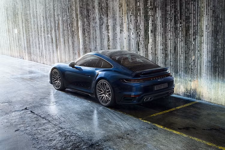 Chi tiết giúp phân biệt nhanh giữa 2 biến thể Turbo và Turbo nằm đuôi xe. Trong đó, 911 Turbo có 4 ống xả tạo hình thoi, còn 911 Turbo S sử dụng 4 ống xả hình bầu dục.