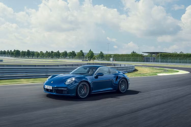 Tương tự biến thể Turbo S, hãng xe thể thao Đức trang bị cho 911 Turbo hộp số tự động ly hợp kép 8 cấp PDK, hệ thống dẫn động 4 bánh toàn thời gian Porsche Traction Management (PTM) và 5 tùy chọn chế độ lái.