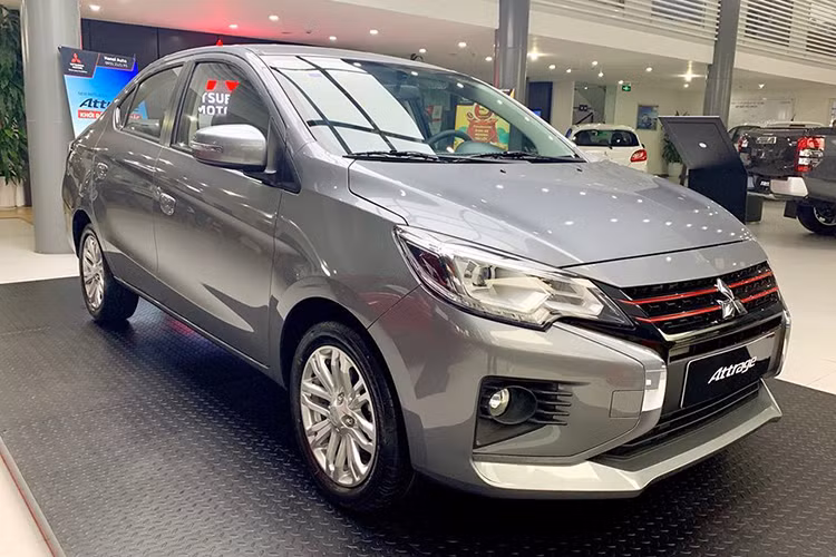 Xe sở hữu khối động cơ 3 xi lanh, dung tích 1,2 lít, có công suất cực đại 78 mã lực tại 6.000 vòng/phút, mô-men xoắn cực đại 100 Nm tại 4.000 vòng/phút, kết hợp cùng hộp số sàn 5 cấp hoặc hộp số tự động vô cấp CVT. Hệ thống an toàn trên Attrage 2020 gồm chống bó cứng phanh ABS, phân phối lực phanh điện tử EBD, cơ cấu căng đai tự động, túi khí đôi, móc ghế an toàn cho trẻ em ISO-FIX, Camera lùi,...