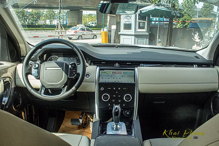 Land Rover Discovery Sport S 2020 cho thấy sự mới mẻ và ấn tượng hơn ở khoang nội thất với nhiều chi tiết được cập nhật mà người dùng dễ dàng nhận ra so với đời cũ.