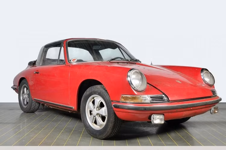 Trên thế giới có không ít công ty sẽ sẵn lòng phục chế những chiếc siêu xe Porsche cổ điển, nhưng chỉ một số rất ít có thể hoàn thành công việc xuất sắc như đội ngũ Porsche Classic Factory Restoration được dẫn dắt bởi Uwe Makrutzki. Không bất ngờ, quá trình phục chế một chiếc xe có thể mất tới hàng nghìn giờ - hoặc trong một số trường hợp là vài năm.